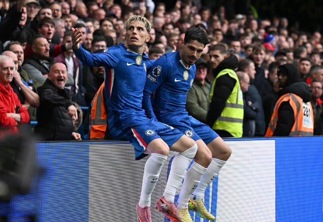 边锋突破一条龙，全场沸腾