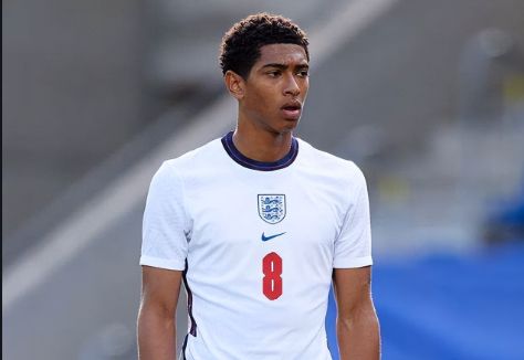 开小会？巴媒：安帅今日训练开始前和维尼修斯交谈了3分钟