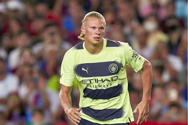 阿斯顿维拉主场2-1战胜阿森纳，延续连胜，双线作战表现亮眼。